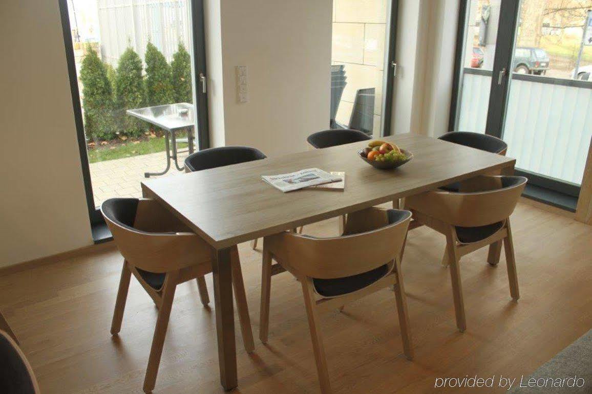 리시덴츠 암 츠스윙 드레스덴 외부 사진 A dining room table and chairs